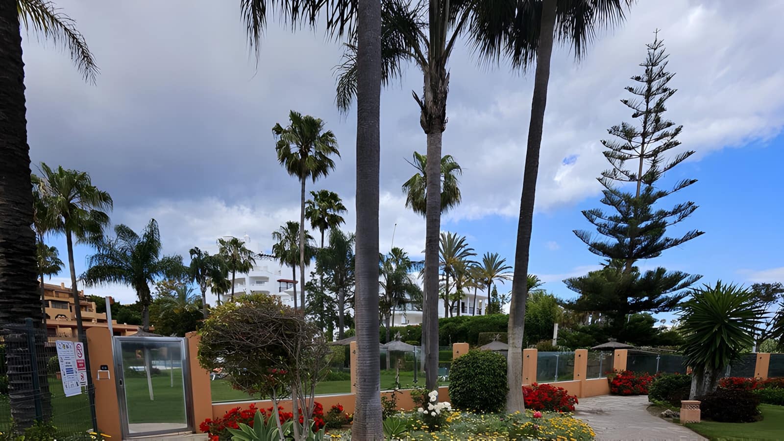 2 bedroom Penthouse for sale in Estepona with pool garage - € 949,000 (Ref: 8978990)