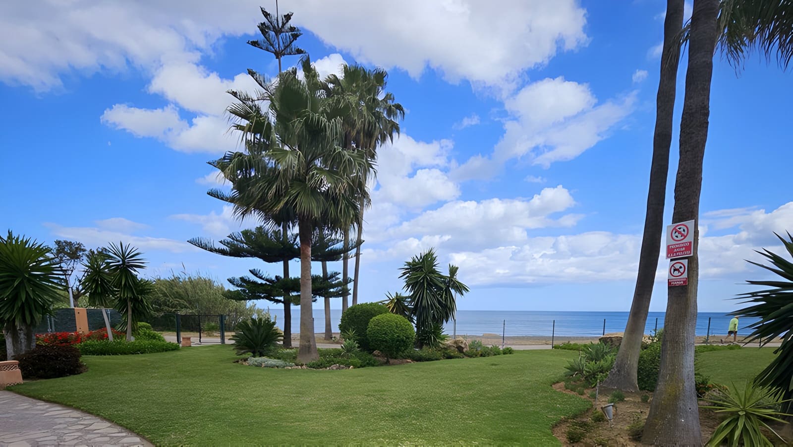 2 bedroom Penthouse for sale in Estepona with pool garage - € 949,000 (Ref: 8978990)
