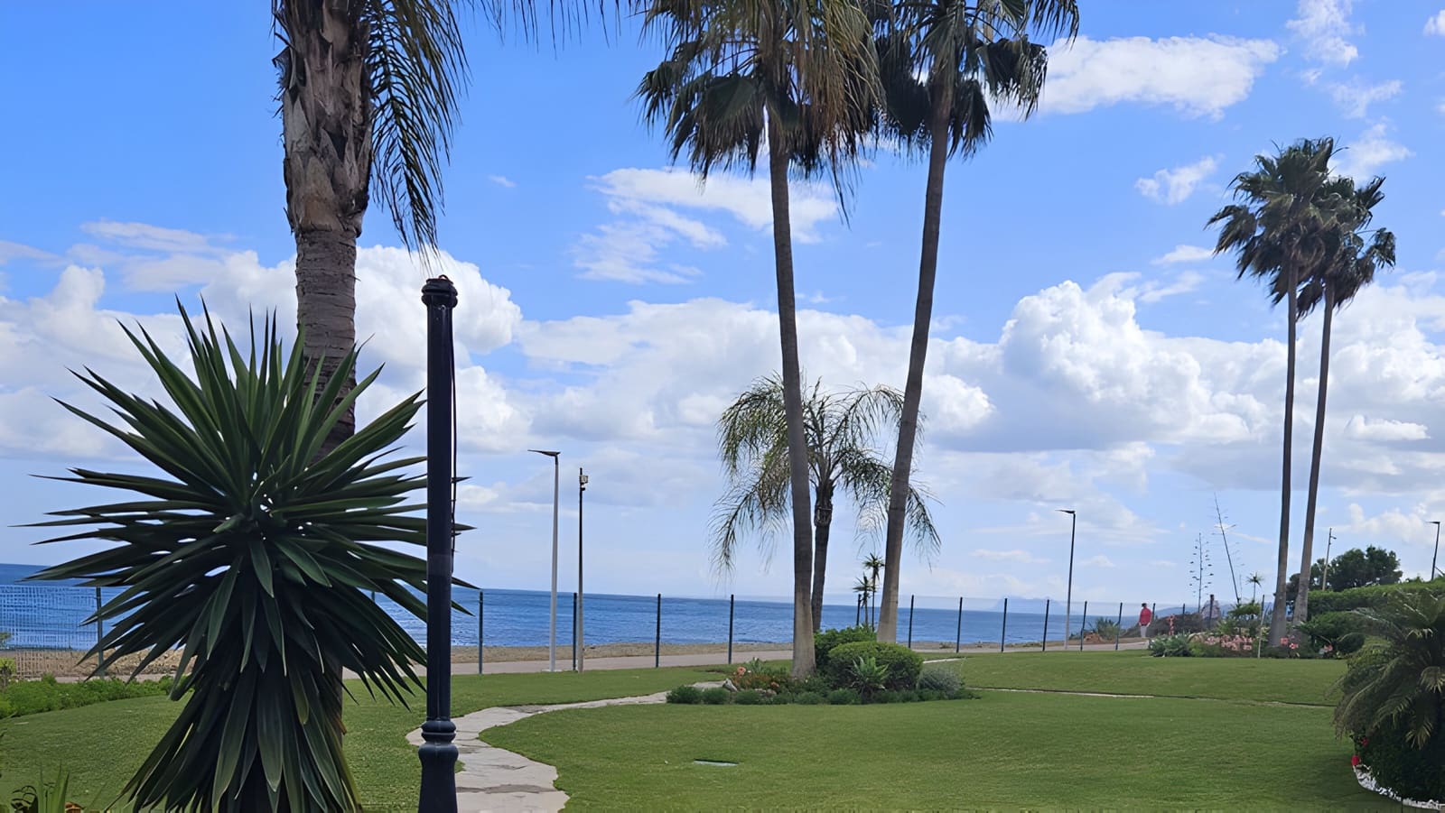 2 bedroom Penthouse for sale in Estepona with pool garage - € 949,000 (Ref: 8978990)