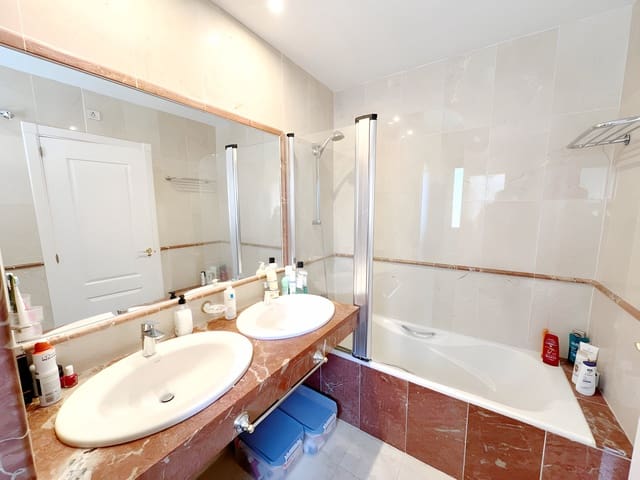 Apartamento de 3 habitaciones en Estepona en venta con piscina garaje - 595.000 € (Ref: 8978994)