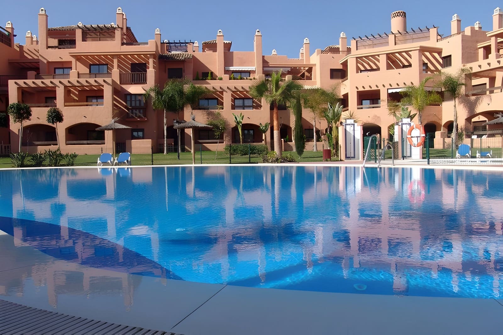 3 bedroom Apartment for sale in Estepona with pool garage - € 595,000 (Ref: 8978994)