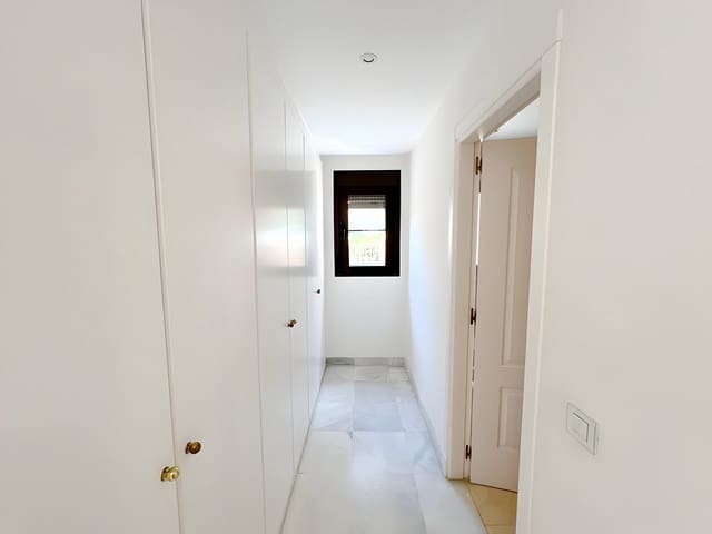 Apartamento de 3 habitaciones en Estepona en venta con piscina garaje - 595.000 € (Ref: 8978994)