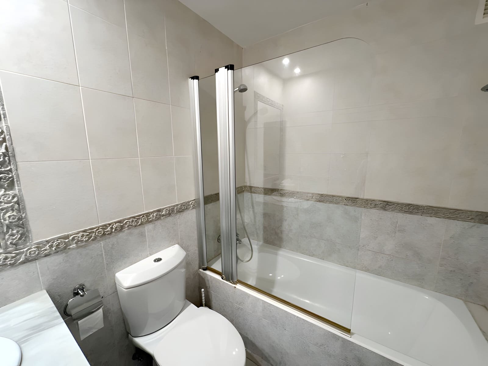 3 bedroom Apartment for sale in Estepona with pool garage - € 595,000 (Ref: 8978994)