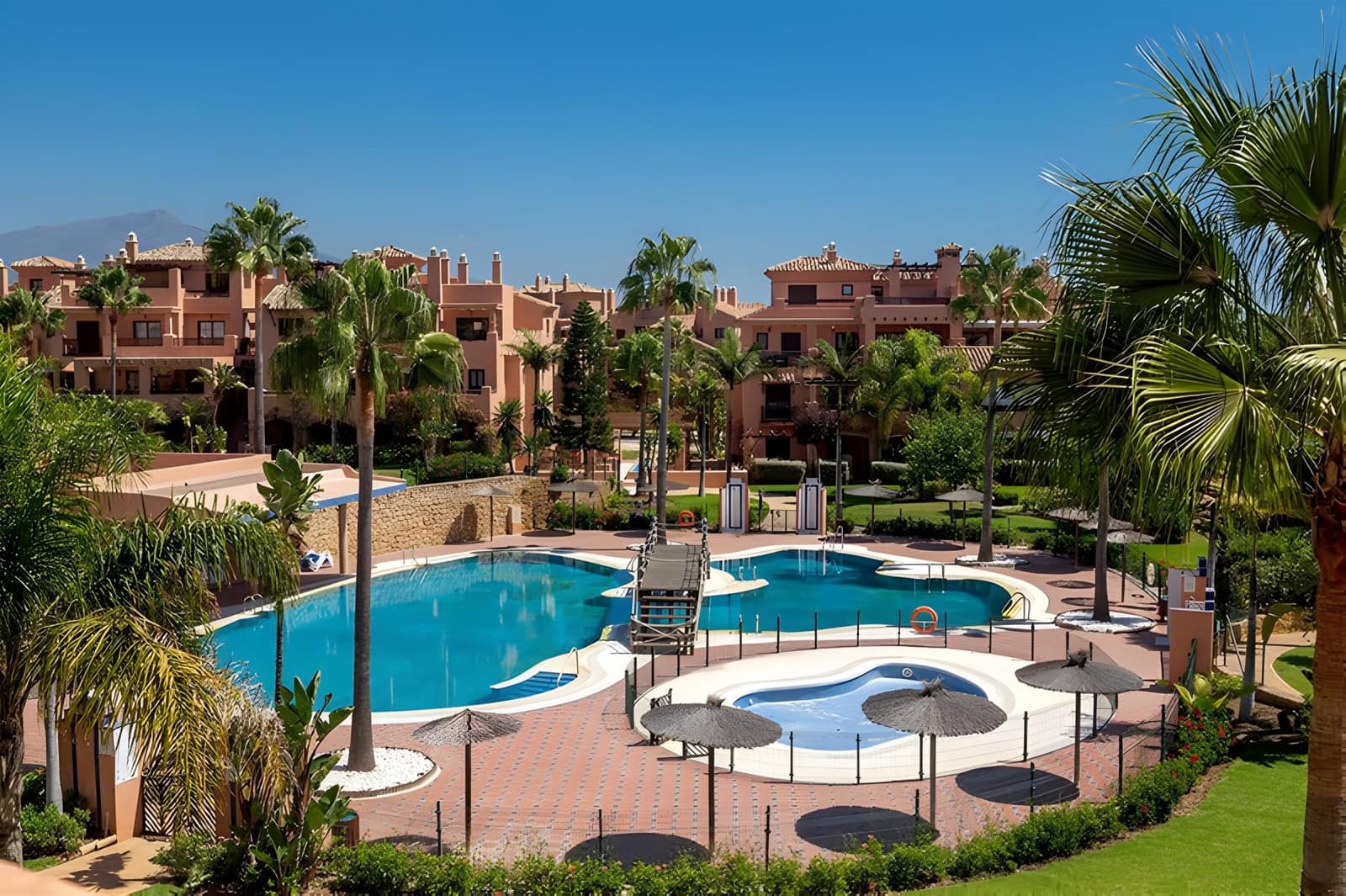 3 bedroom Apartment for sale in Estepona with pool garage - € 595,000 (Ref: 8978994)