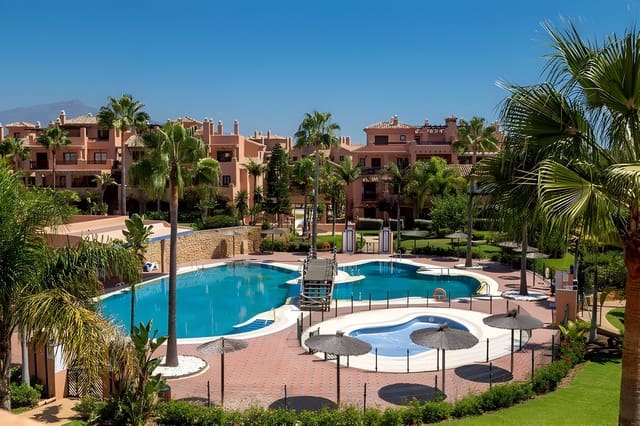 Apartamento de 3 habitaciones en Estepona en venta con piscina garaje - 595.000 € (Ref: 8978994)