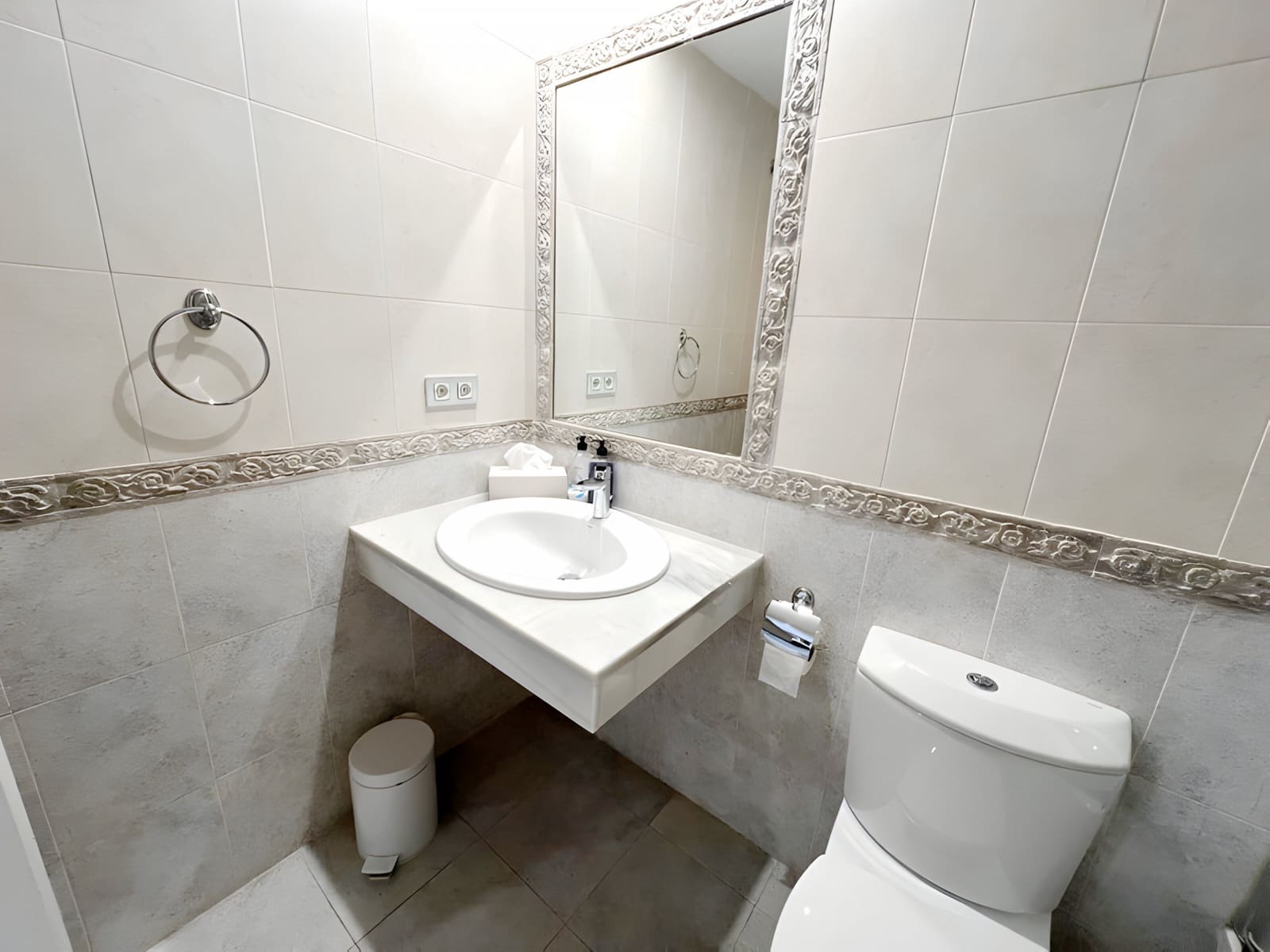 3 bedroom Apartment for sale in Estepona with pool garage - € 595,000 (Ref: 8978994)