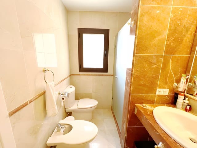 Apartamento de 3 habitaciones en Estepona en venta con piscina garaje - 595.000 € (Ref: 8978994)