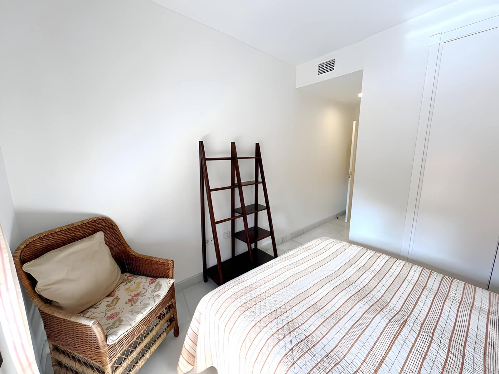 3 bedroom Apartment for sale in Estepona with pool garage - € 595,000 (Ref: 8978994)