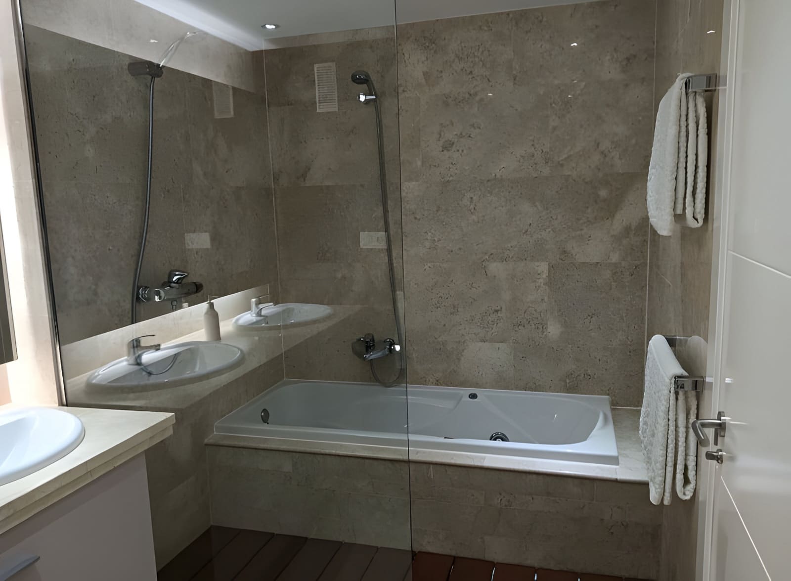 3 quarto Apartamento para venda em Manilva com piscina garagem - 398 000 € (Ref: 9014292)