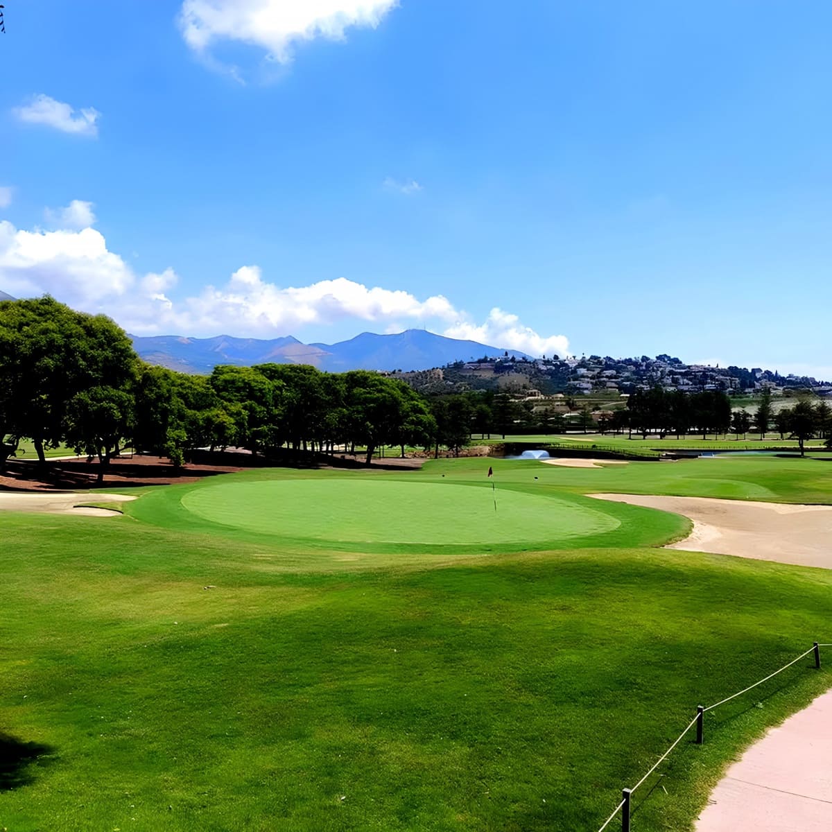 Apartamento de 2 habitaciones en Mijas Costa en venta con piscina garaje - 309.000 € (Ref: 9016965)