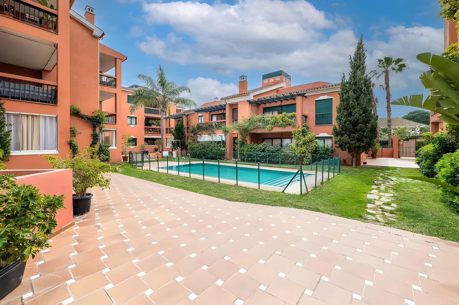 2 bedroom Apartment for sale in Marbella with pool garage - € 420,000 (Ref: 9020389)