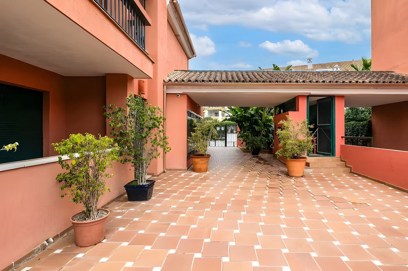 2 bedroom Apartment for sale in Marbella with pool garage - € 420,000 (Ref: 9020389)