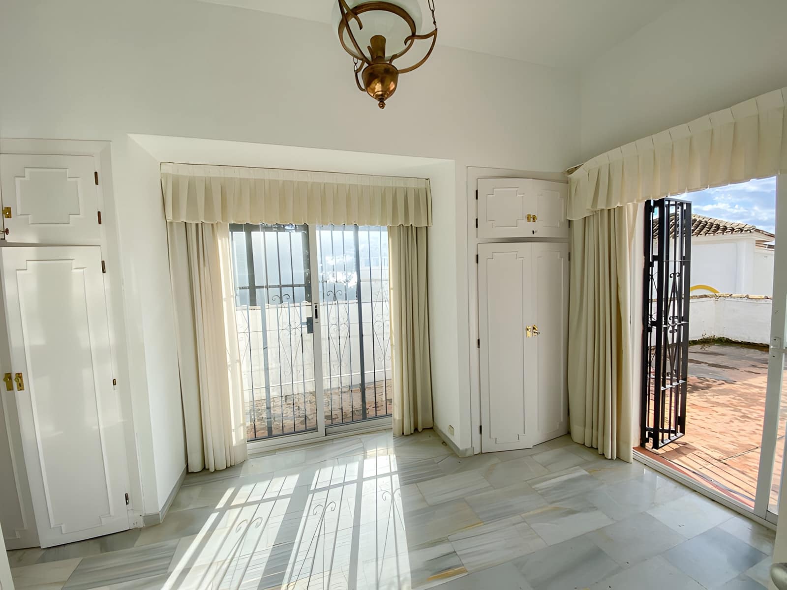 3 bedroom Villa for sale in Calahonda with pool garage - € 690,000 (Ref: 9026418)