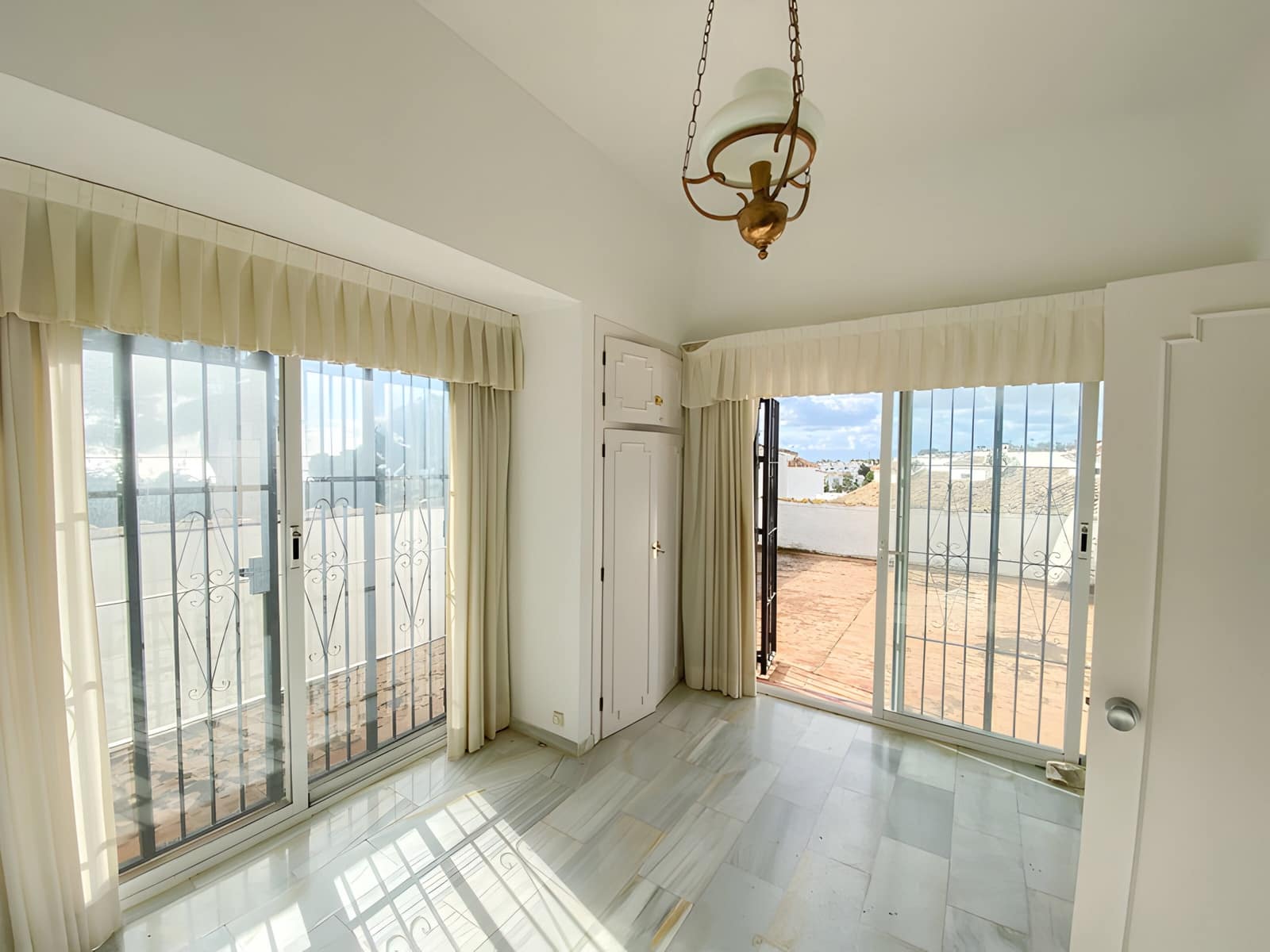 3 bedroom Villa for sale in Calahonda with pool garage - € 690,000 (Ref: 9026418)