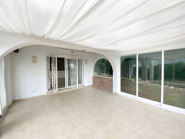 3 bedroom Villa for sale in Calahonda, Mijas with pool garage - € 690,000 (Ref: 9026418)