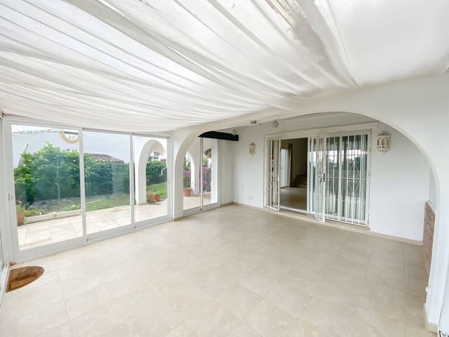 3 bedroom Villa for sale in Calahonda, Mijas with pool garage - € 690,000 (Ref: 9026418)