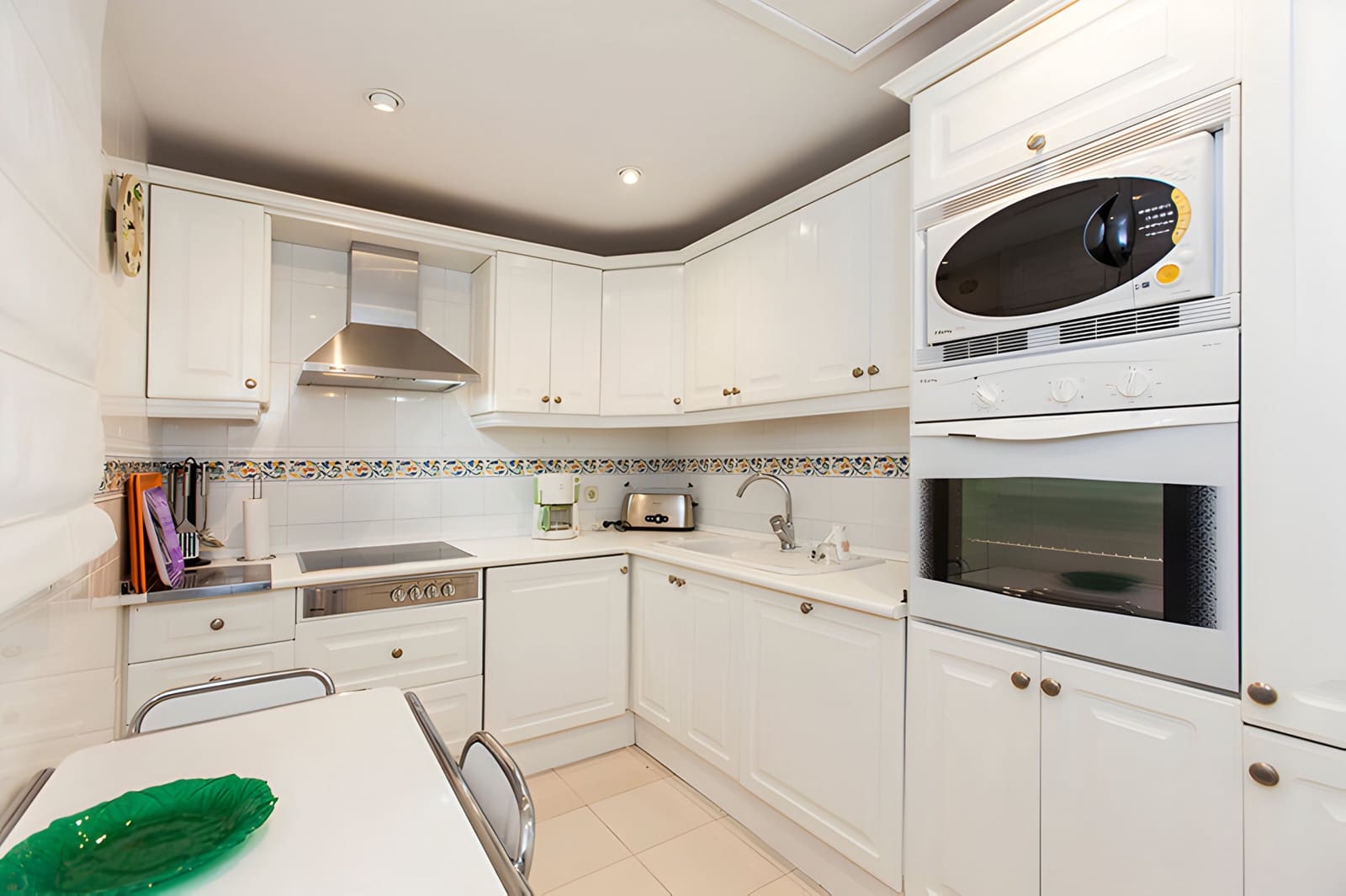 2 bedroom Apartment for sale in Marbella with pool - € 650,000 (Ref: 9026420)