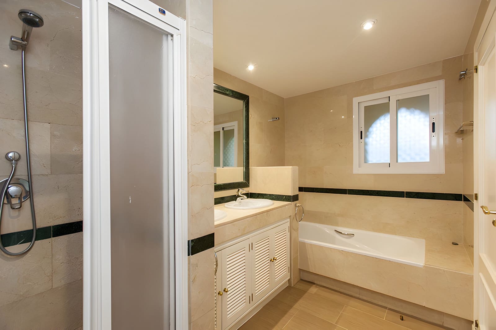 2 bedroom Apartment for sale in Marbella with pool - € 650,000 (Ref: 9026420)