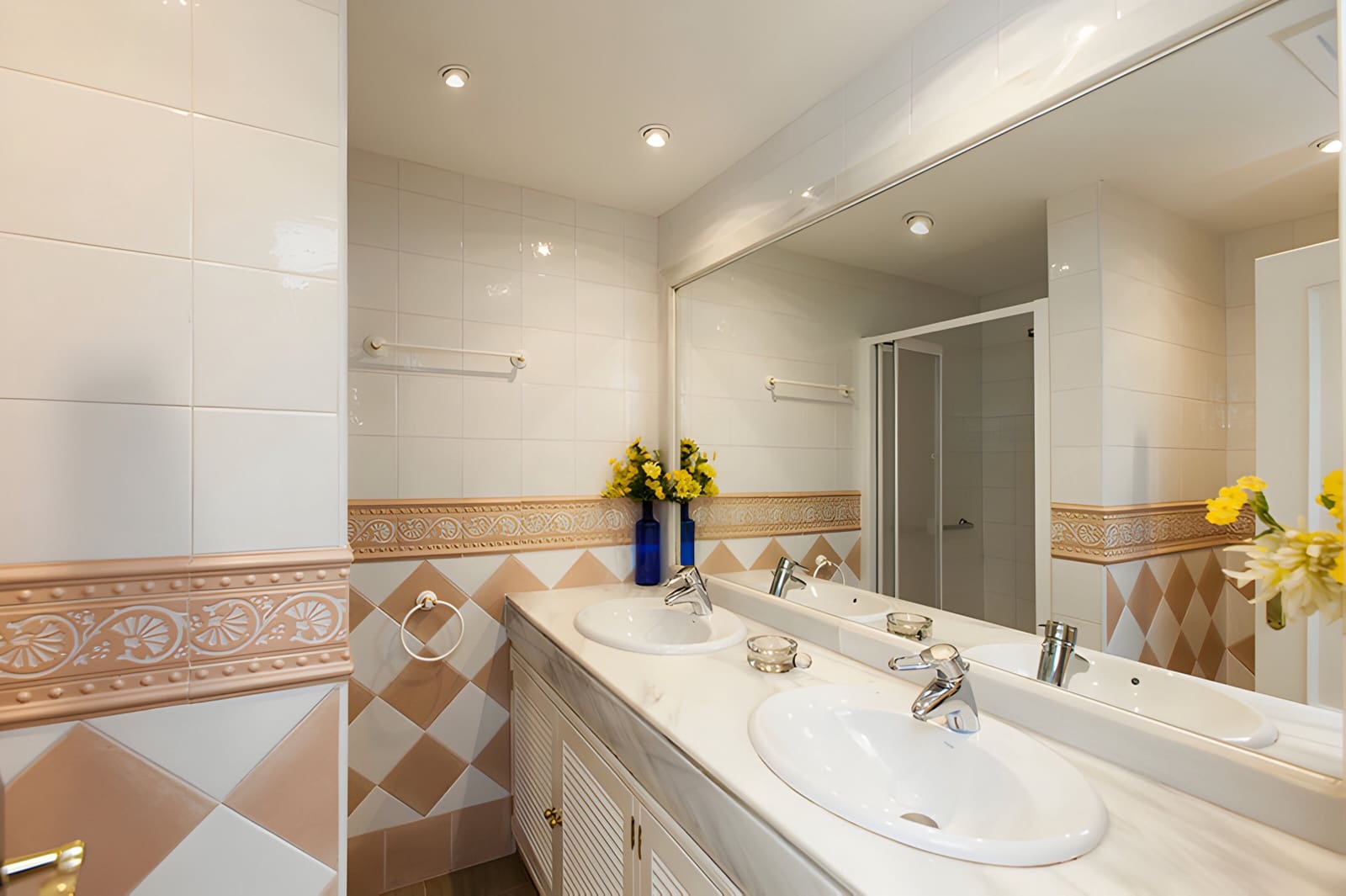 2 bedroom Apartment for sale in Marbella with pool - € 650,000 (Ref: 9026420)