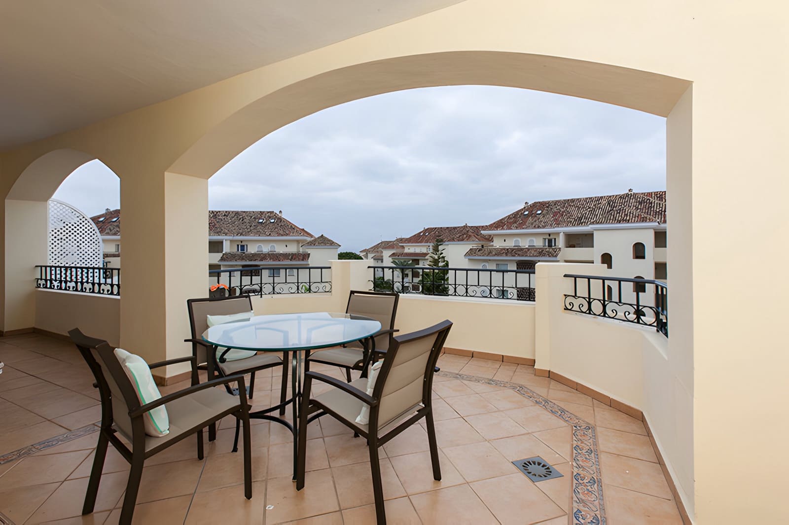 2 bedroom Apartment for sale in Marbella with pool - € 650,000 (Ref: 9026420)