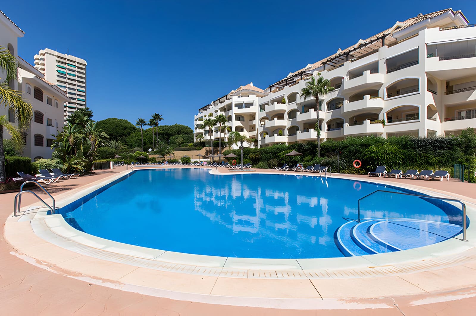 2 bedroom Apartment for sale in Marbella with pool - € 650,000 (Ref: 9026420)