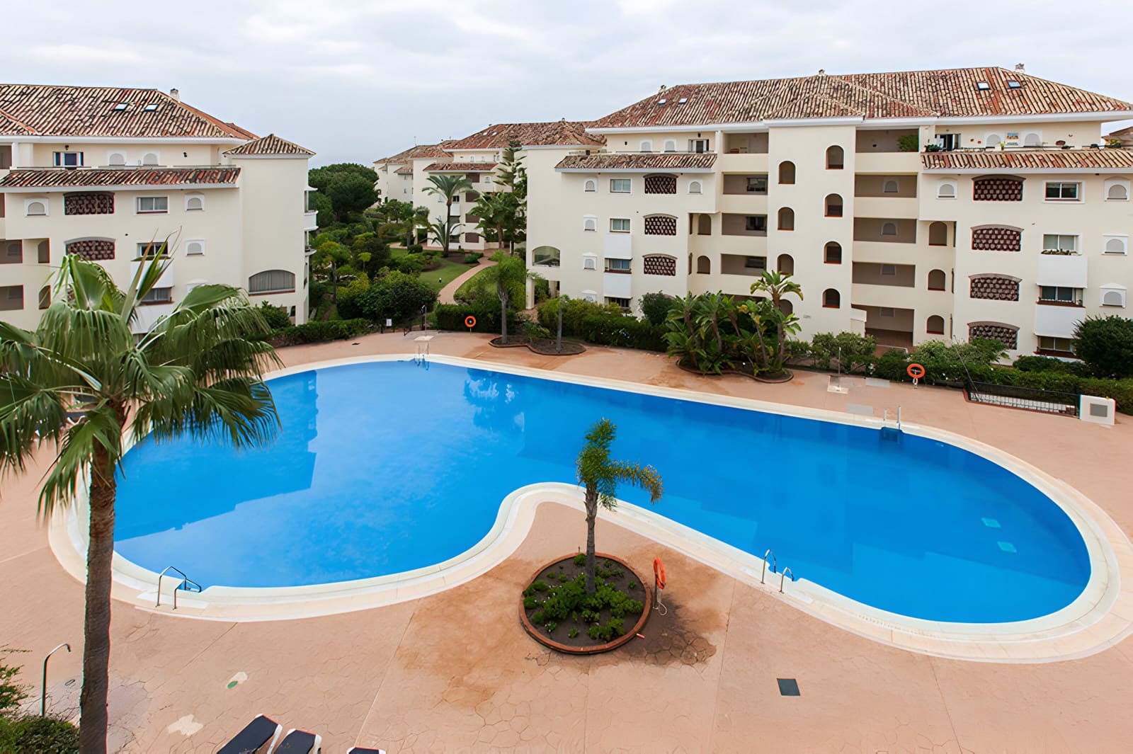 2 bedroom Apartment for sale in Marbella with pool - € 650,000 (Ref: 9026420)