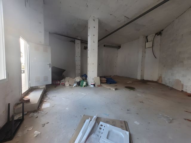 Kommersiell til salgs i Nueva Andalucia, Marbella - € 315 000 (Ref: 9040321)