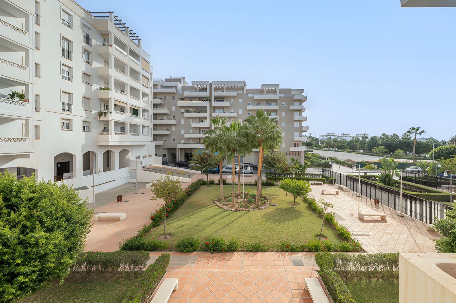 Kommersiell til salgs i Nueva Andalucia - € 315 000 (Ref: 9040321)