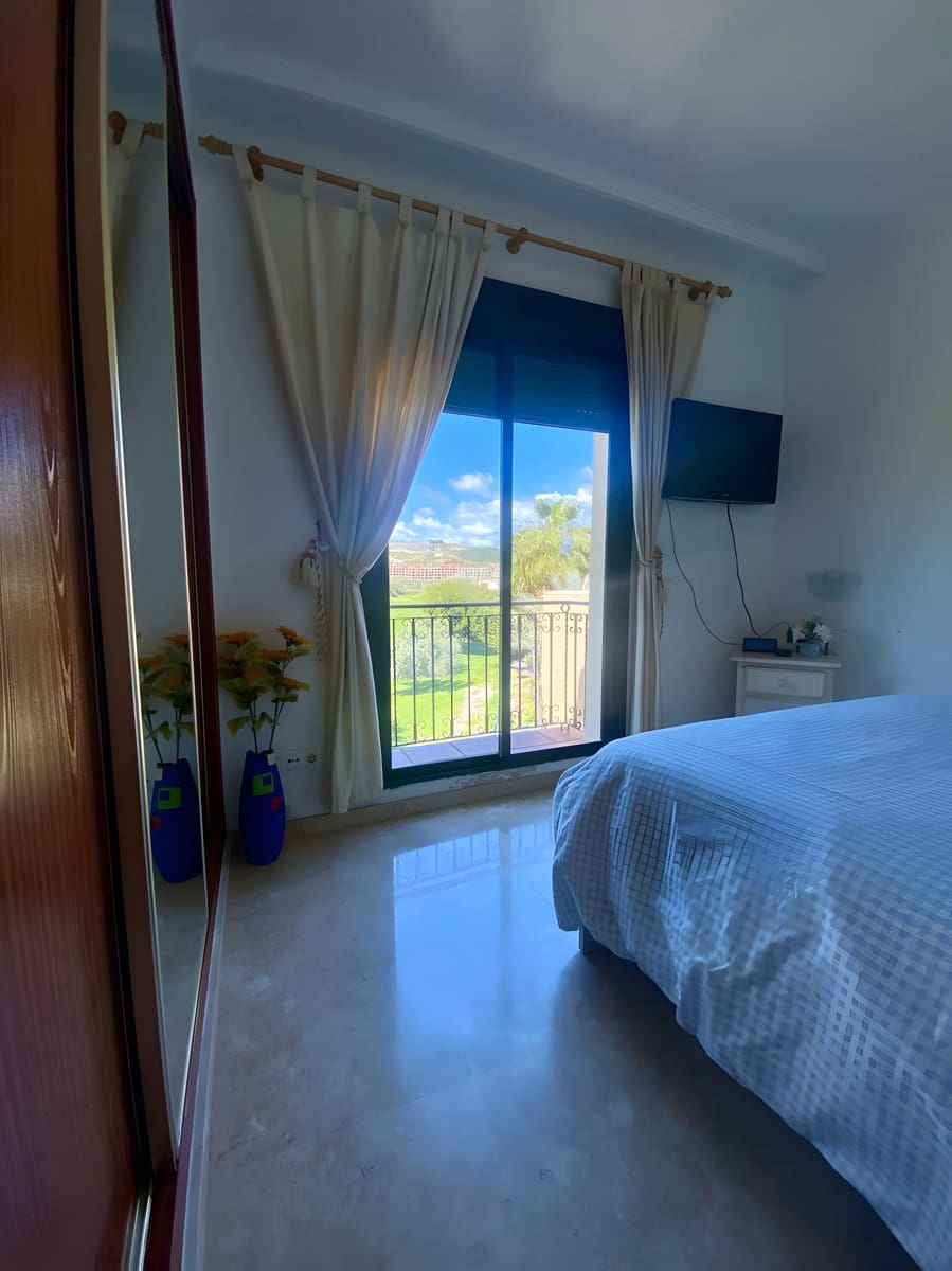 Apartamento de 3 habitaciones en La Duquesa / Puerto de la Duquesa en venta con piscina garaje - 310.000 € (Ref: 9040322)