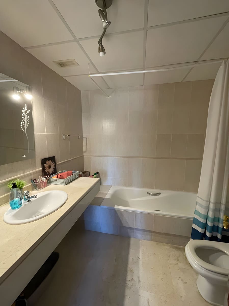 Apartamento de 3 habitaciones en La Duquesa / Puerto de la Duquesa en venta con piscina garaje - 310.000 € (Ref: 9040322)