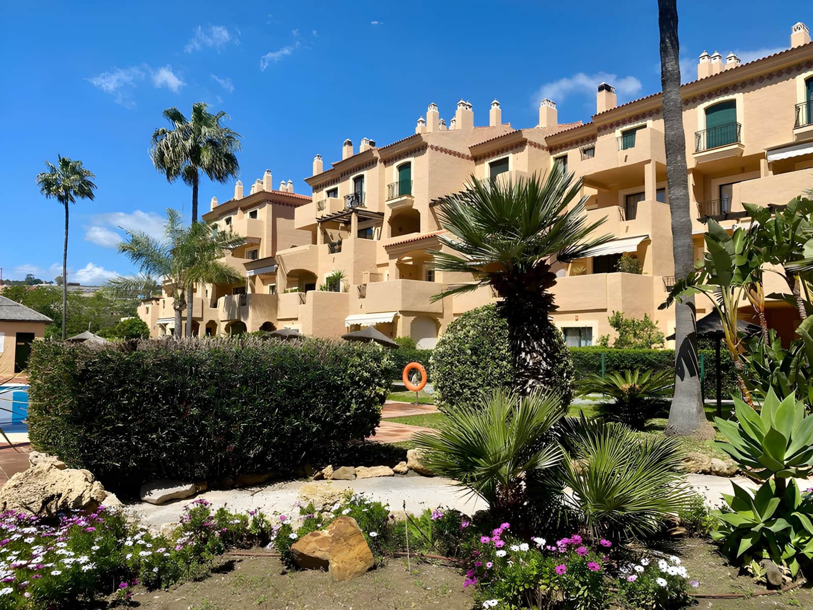 Apartamento de 3 habitaciones en La Duquesa / Puerto de la Duquesa en venta con piscina garaje - 310.000 € (Ref: 9040322)