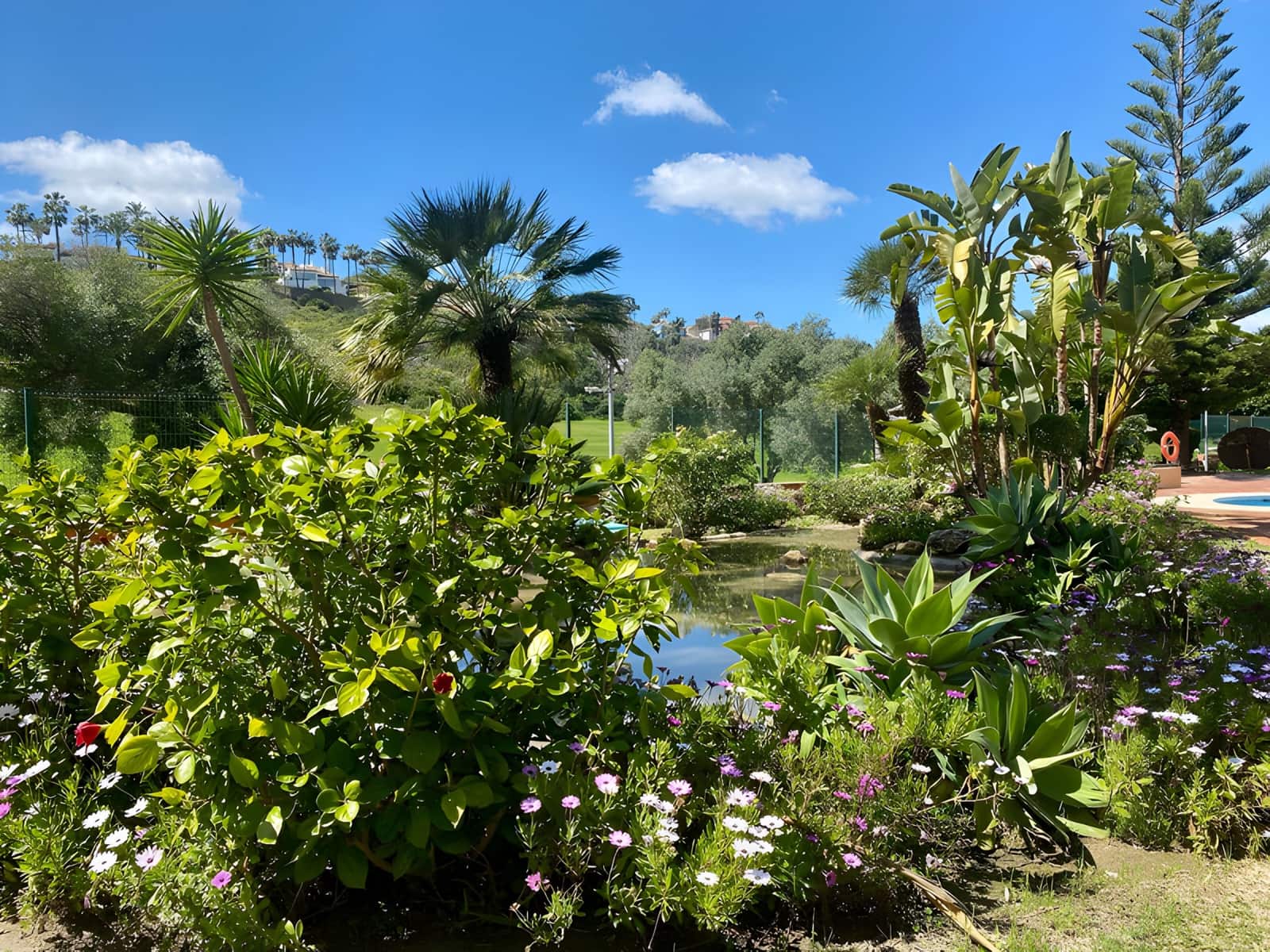 Apartamento de 3 habitaciones en La Duquesa / Puerto de la Duquesa en venta con piscina garaje - 310.000 € (Ref: 9040322)