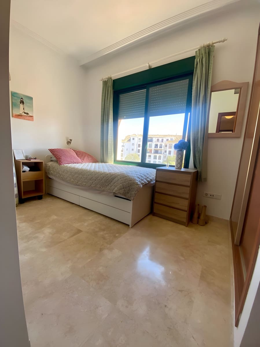 Apartamento de 3 habitaciones en La Duquesa / Puerto de la Duquesa en venta con piscina garaje - 310.000 € (Ref: 9040322)