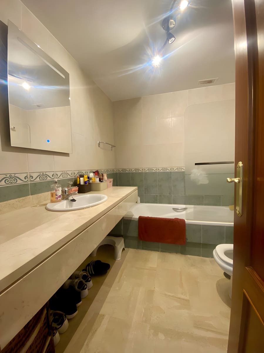 Apartamento de 3 habitaciones en La Duquesa / Puerto de la Duquesa en venta con piscina garaje - 310.000 € (Ref: 9040322)