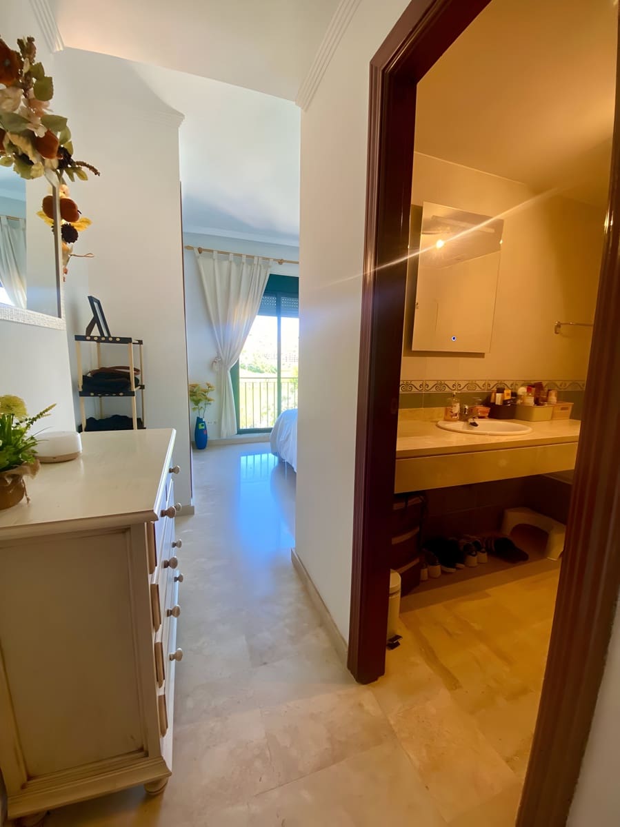 Apartamento de 3 habitaciones en La Duquesa / Puerto de la Duquesa en venta con piscina garaje - 310.000 € (Ref: 9040322)