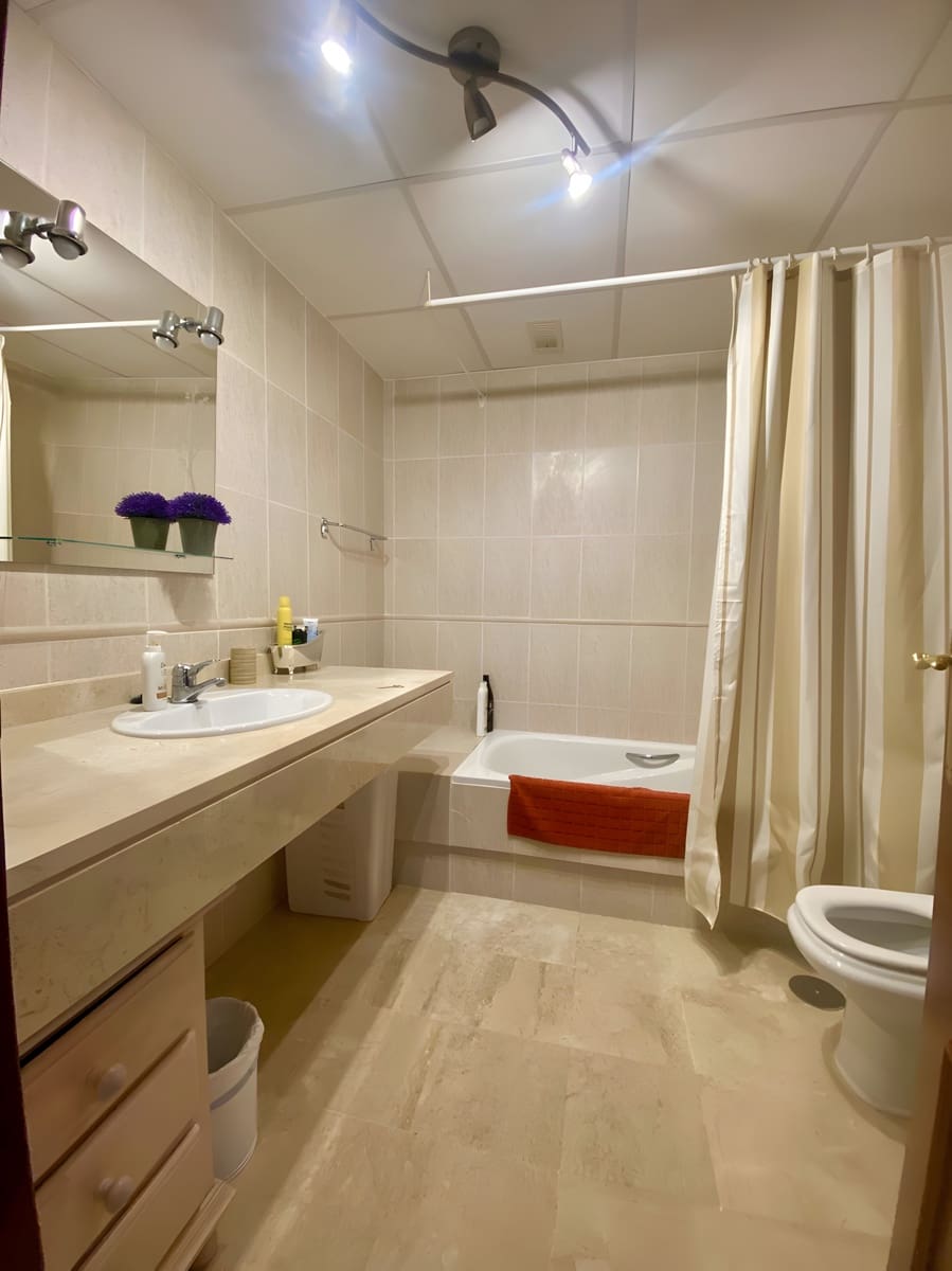 Apartamento de 3 habitaciones en La Duquesa / Puerto de la Duquesa en venta con piscina garaje - 310.000 € (Ref: 9040322)