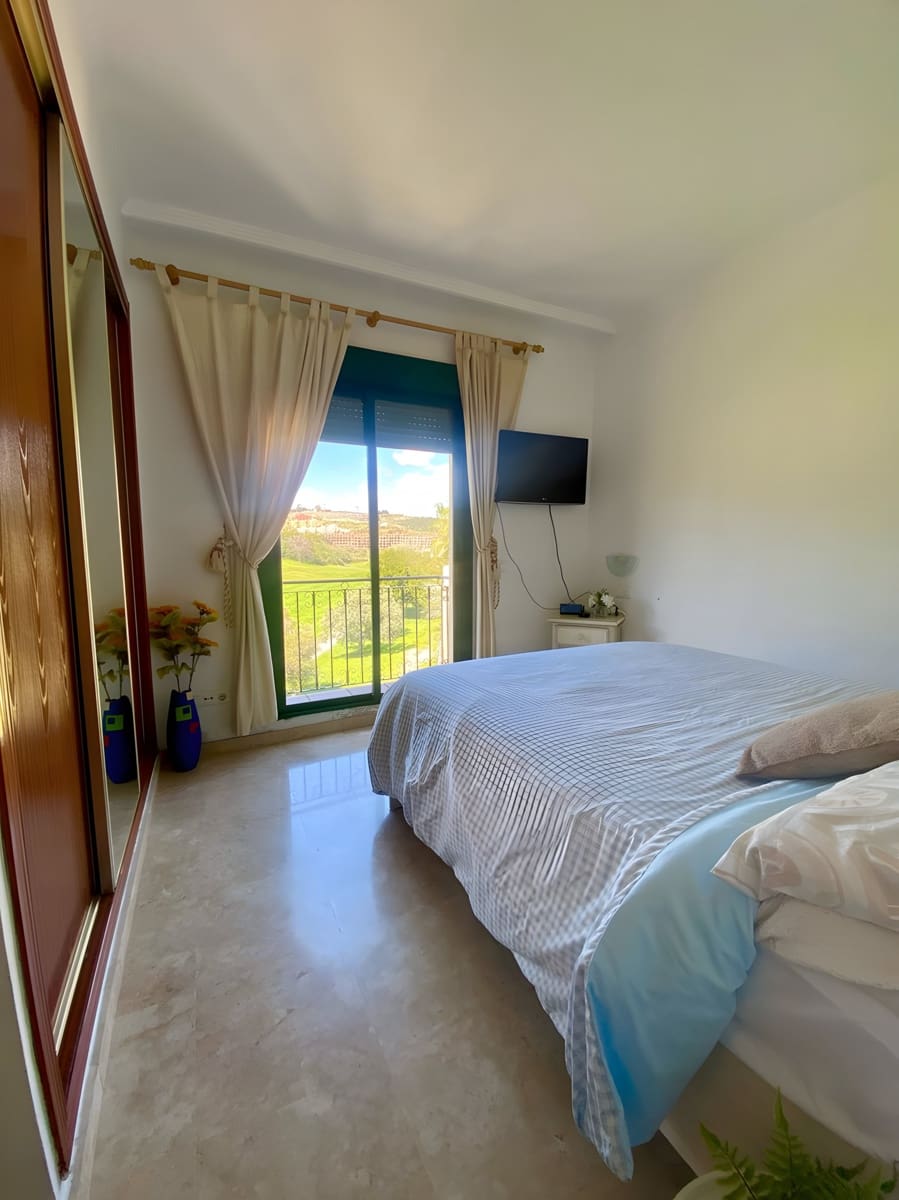 Apartamento de 3 habitaciones en La Duquesa / Puerto de la Duquesa en venta con piscina garaje - 310.000 € (Ref: 9040322)