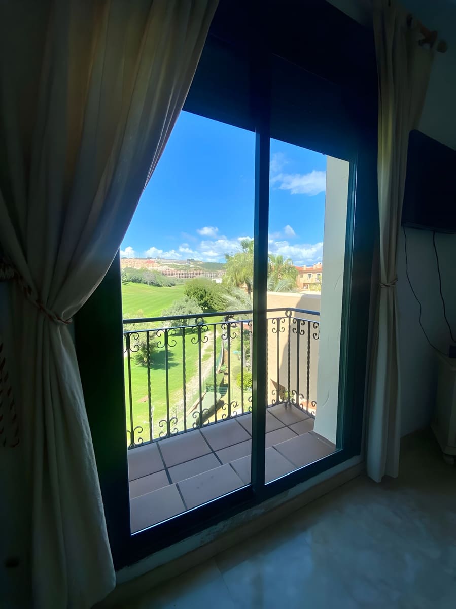 Apartamento de 3 habitaciones en La Duquesa / Puerto de la Duquesa en venta con piscina garaje - 310.000 € (Ref: 9040322)