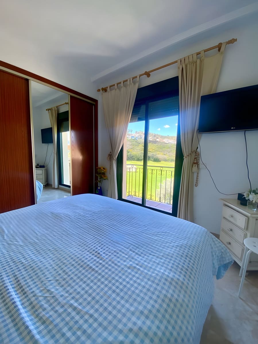 Apartamento de 3 habitaciones en La Duquesa / Puerto de la Duquesa en venta con piscina garaje - 310.000 € (Ref: 9040322)