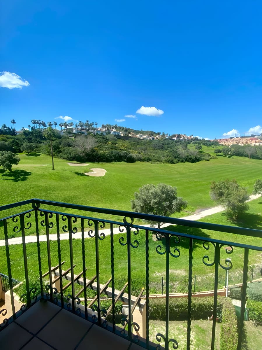 Apartamento de 3 habitaciones en La Duquesa / Puerto de la Duquesa en venta con piscina garaje - 310.000 € (Ref: 9040322)