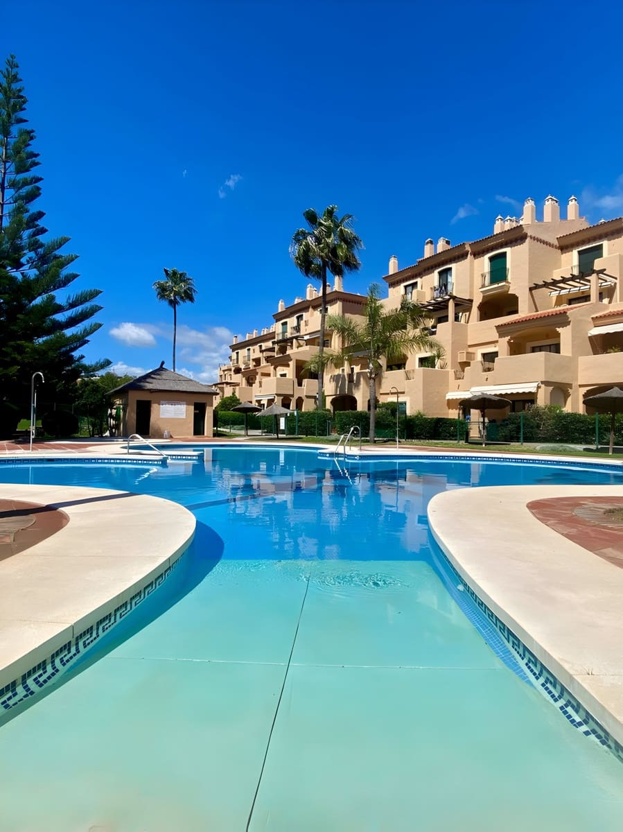 Apartamento de 3 habitaciones en La Duquesa / Puerto de la Duquesa en venta con piscina garaje - 310.000 € (Ref: 9040322)