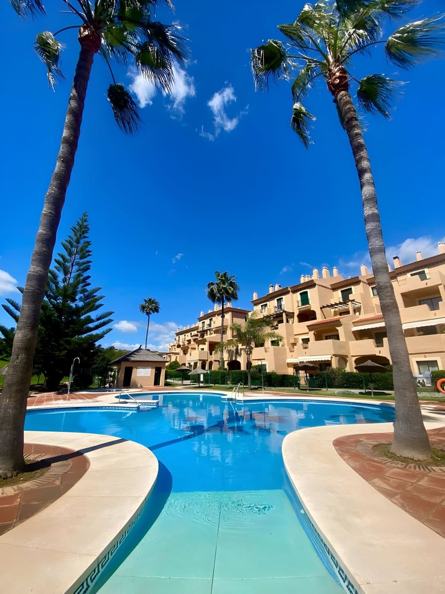 Apartamento de 3 habitaciones en La Duquesa / Puerto de la Duquesa en venta con piscina garaje - 310.000 € (Ref: 9040322)