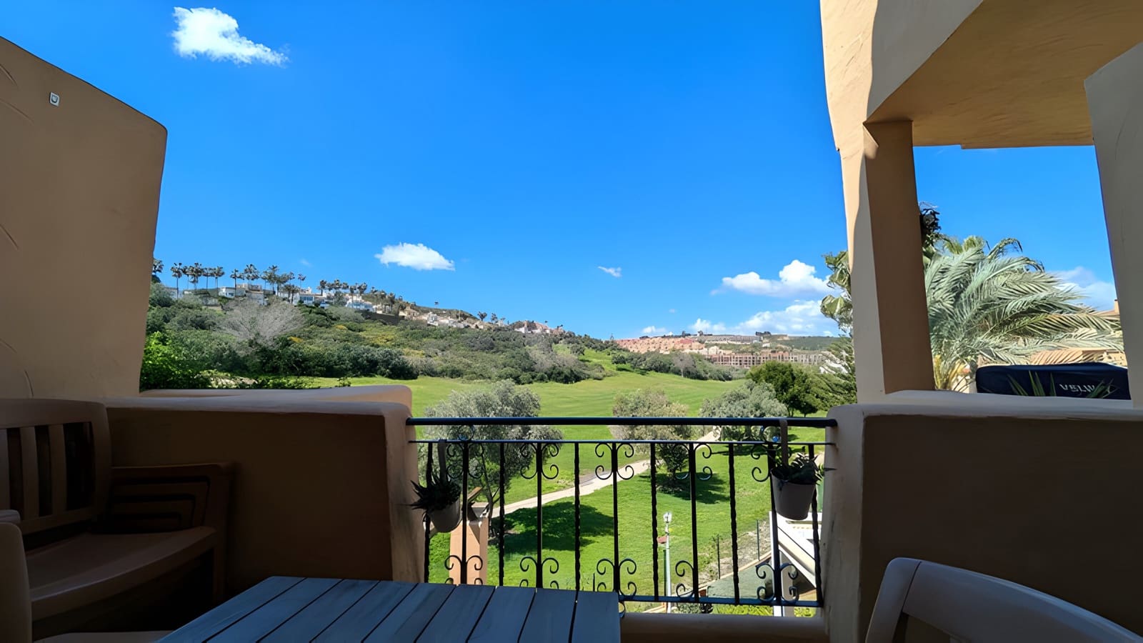 Apartamento de 3 habitaciones en La Duquesa / Puerto de la Duquesa en venta con piscina garaje - 310.000 € (Ref: 9040322)