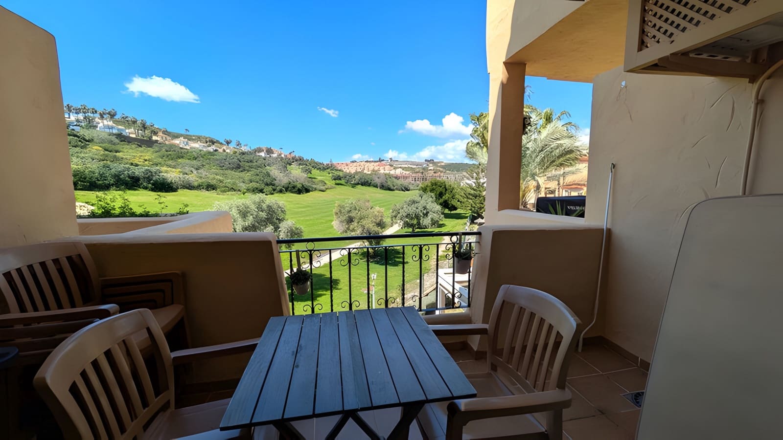 Apartamento de 3 habitaciones en La Duquesa / Puerto de la Duquesa en venta con piscina garaje - 310.000 € (Ref: 9040322)