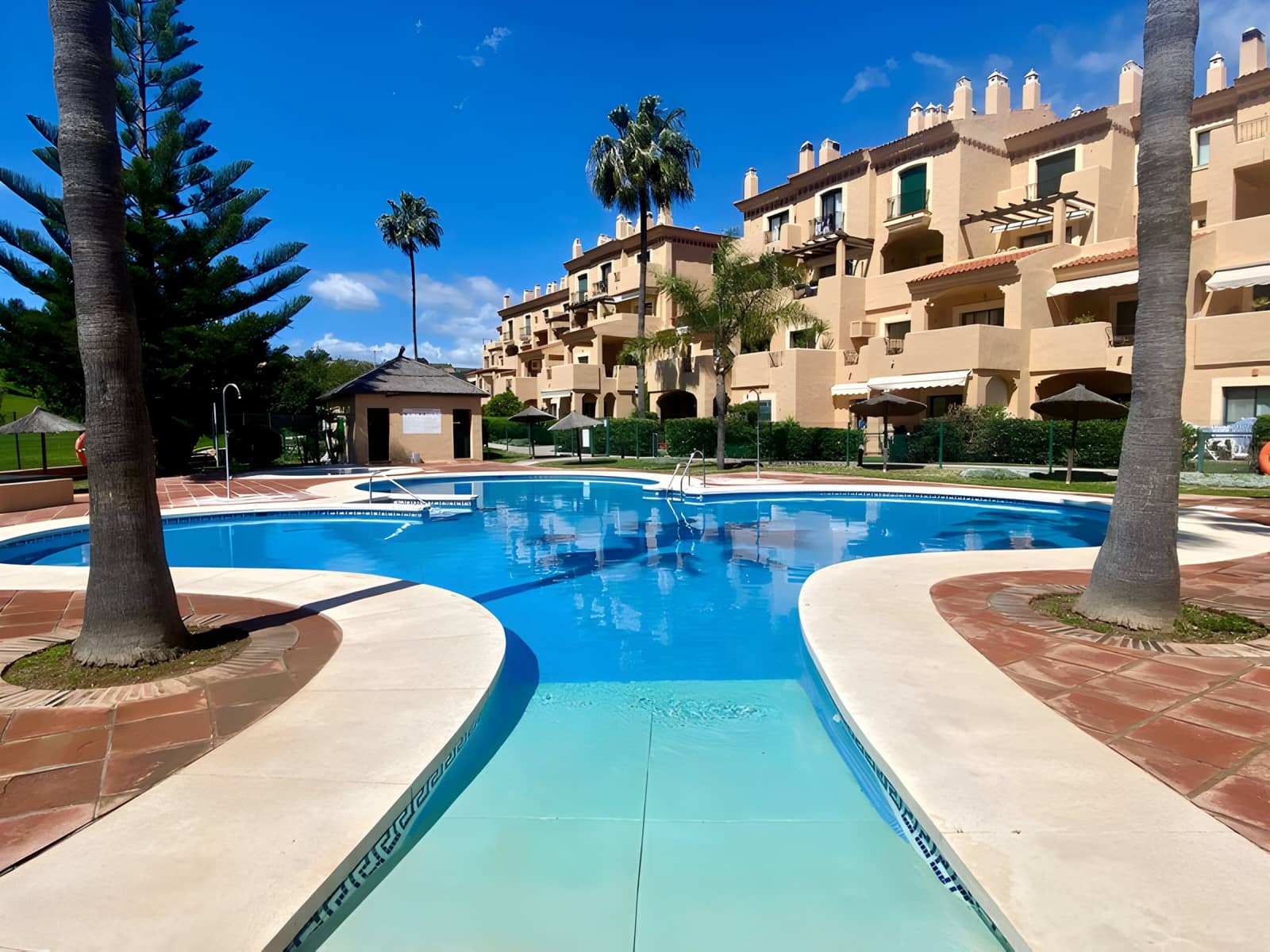 Apartamento de 3 habitaciones en La Duquesa / Puerto de la Duquesa en venta con piscina garaje - 310.000 € (Ref: 9040322)