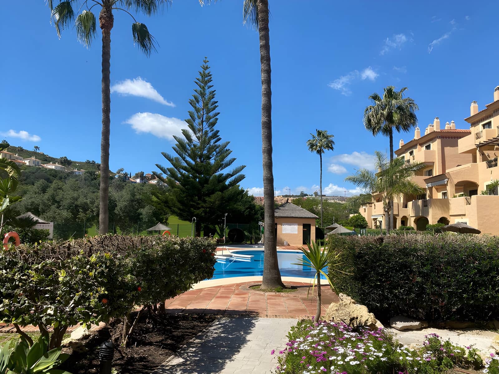 Apartamento de 3 habitaciones en La Duquesa / Puerto de la Duquesa en venta con piscina garaje - 310.000 € (Ref: 9040322)