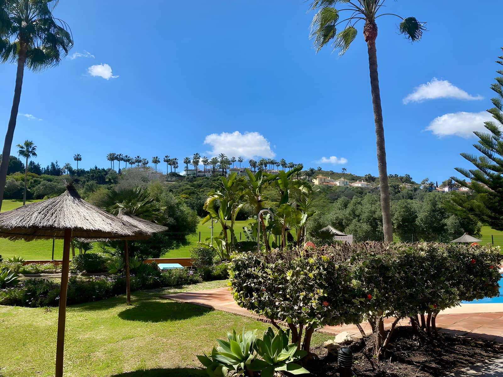 Apartamento de 3 habitaciones en La Duquesa / Puerto de la Duquesa en venta con piscina garaje - 310.000 € (Ref: 9040322)