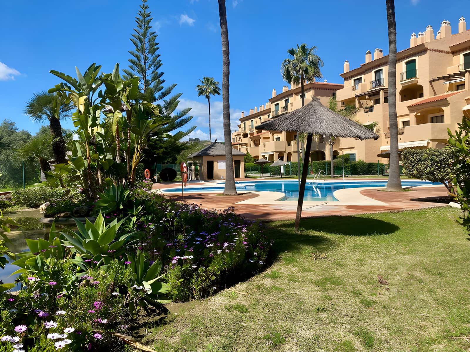 Apartamento de 3 habitaciones en La Duquesa / Puerto de la Duquesa en venta con piscina garaje - 310.000 € (Ref: 9040322)