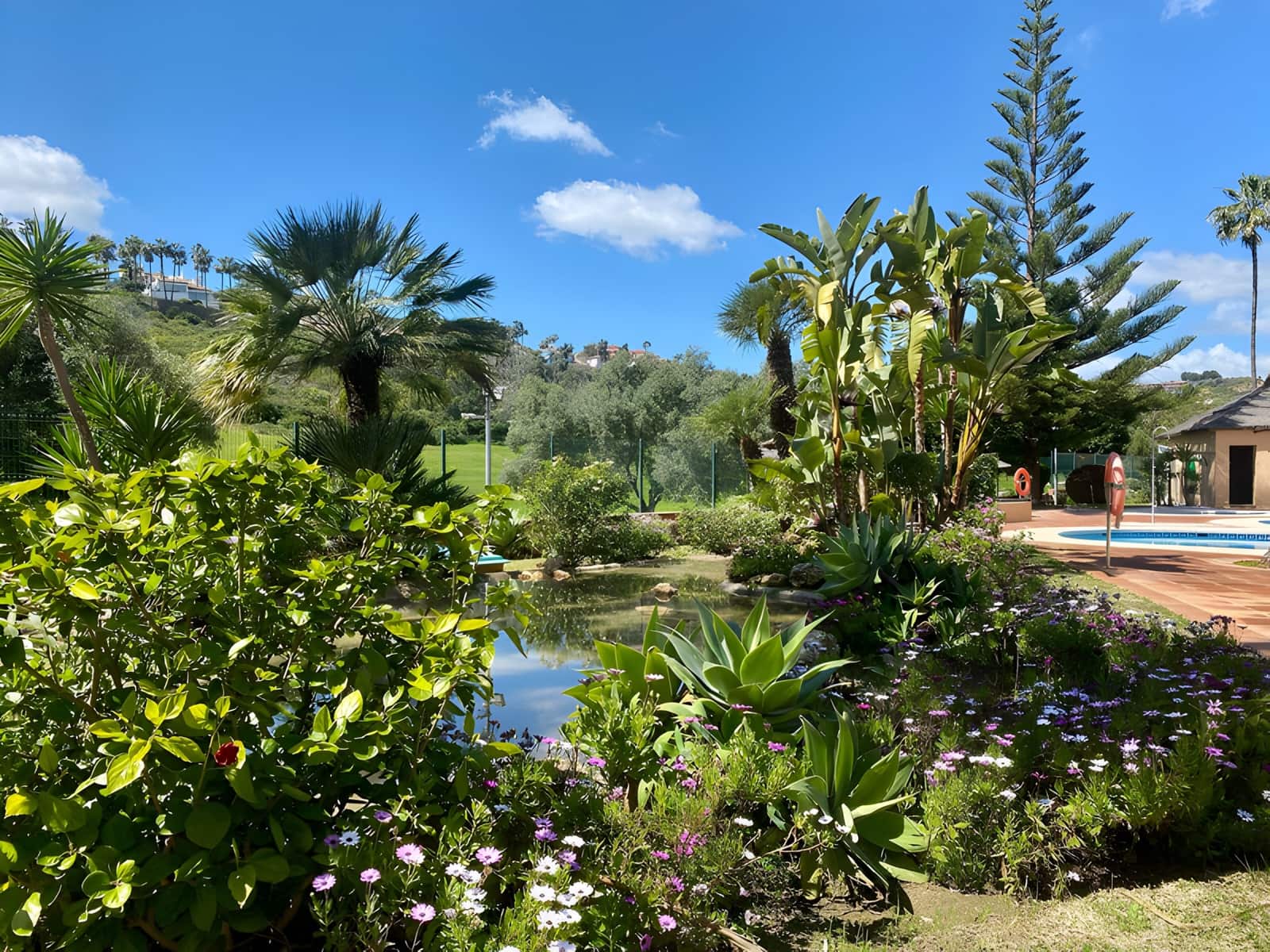 Apartamento de 3 habitaciones en La Duquesa / Puerto de la Duquesa en venta con piscina garaje - 310.000 € (Ref: 9040322)