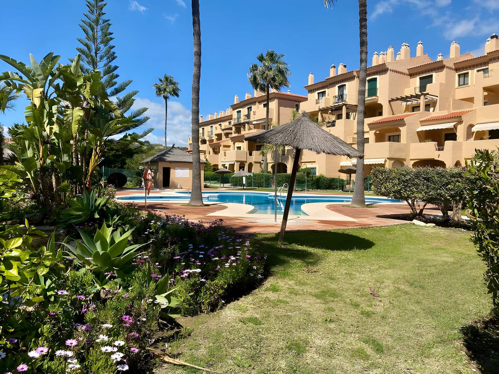 Apartamento de 3 habitaciones en La Duquesa / Puerto de la Duquesa en venta con piscina garaje - 310.000 € (Ref: 9040322)